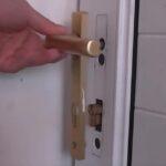 Cách sửa khóa cửa tay gạt