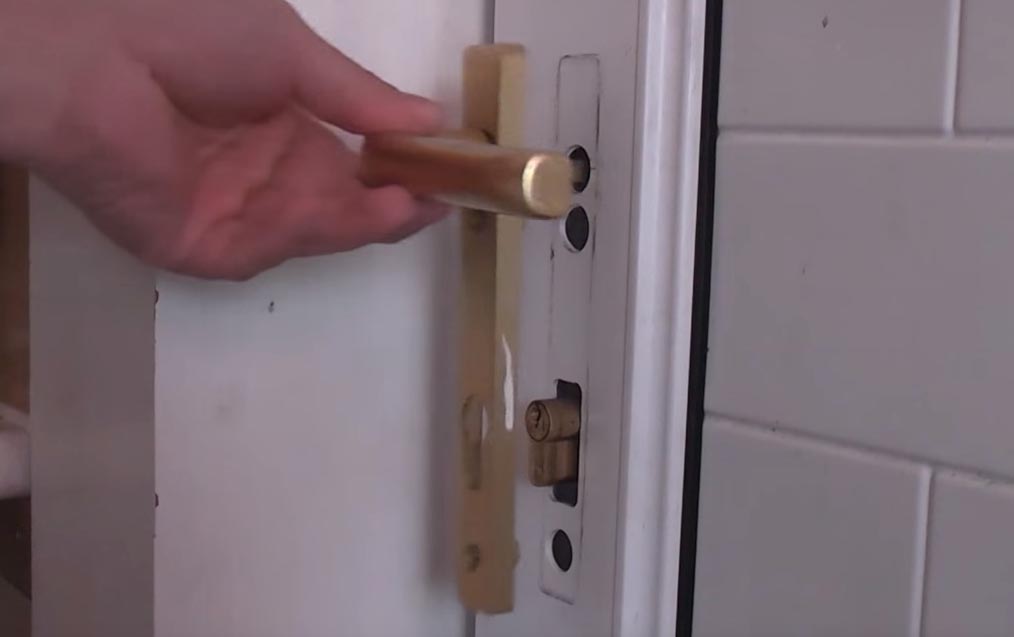 Cách sửa khóa cửa tay gạt