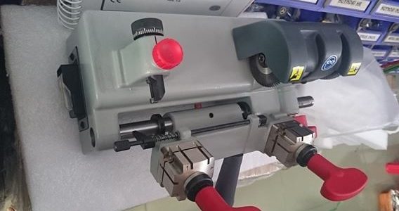 Máy cắt chìa khóa Flash 008 từ Ý cho thợ khóa trải nghiệm có quên Máy cắt chìa khóa Flash 008 từ Ý cho thợ khóa trải nghiệm có quên