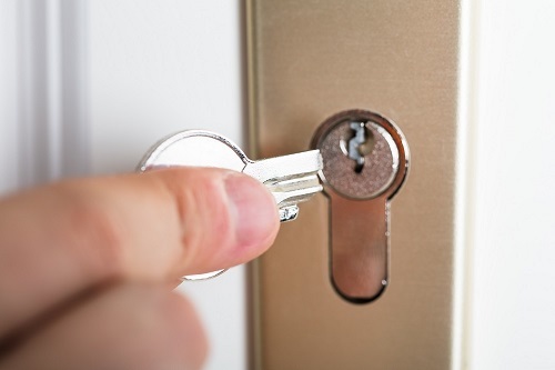 cách lấy chìa khóa bị gãy trong ổ khóa