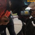 thợ đang thay ổ khóa xe máy wave alpha