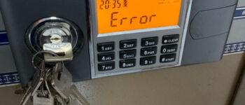 Két Sắt Điện Tử “Nổi Loạn” Gọi Ngay Thợ Sửa Két Sắt Giỏi Nhất!