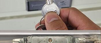 Thay khóa Cửa cuốn Cơ, Khóa từ điểu khiển Remote Miễn phí Lắp Đặt !