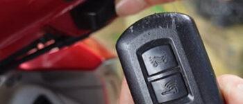 Xe máy không nổ, chìa khóa hết pin? Bình tĩnh! Có cách giải quyết đây!