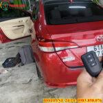 cách mở cửa xe vios khi quên chìa khóa