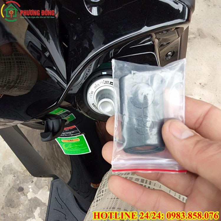 cách mở khóa xe janus khi chìa smartkey hết pin