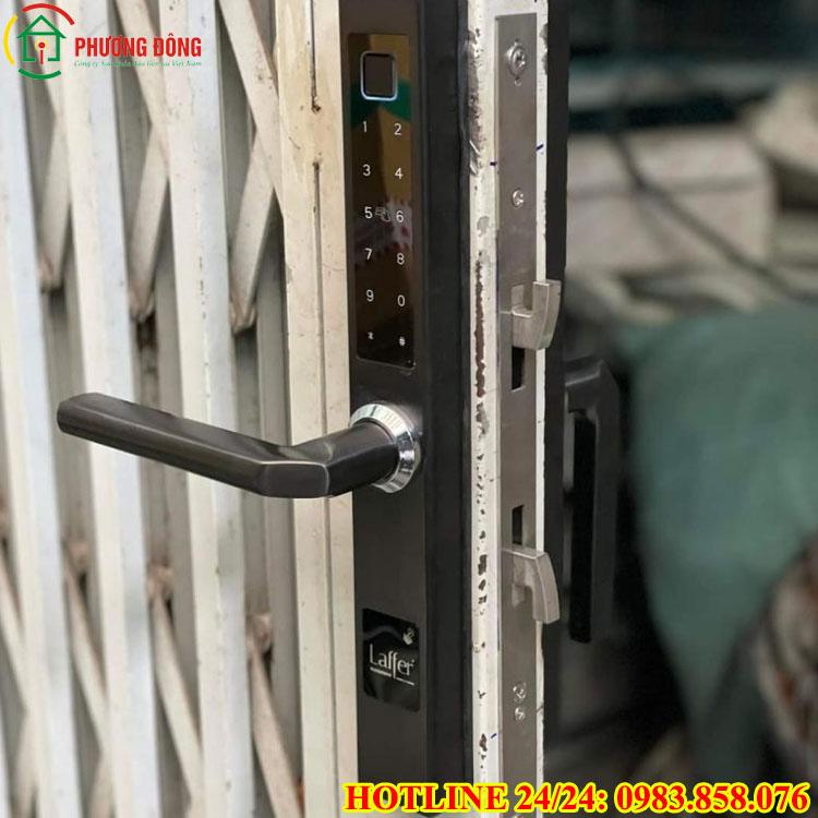cách lắp khóa cửa vân tay cho cửa xếp sắt