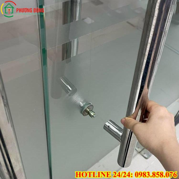 Cách sửa tay nắm cửa kính bị lỏng