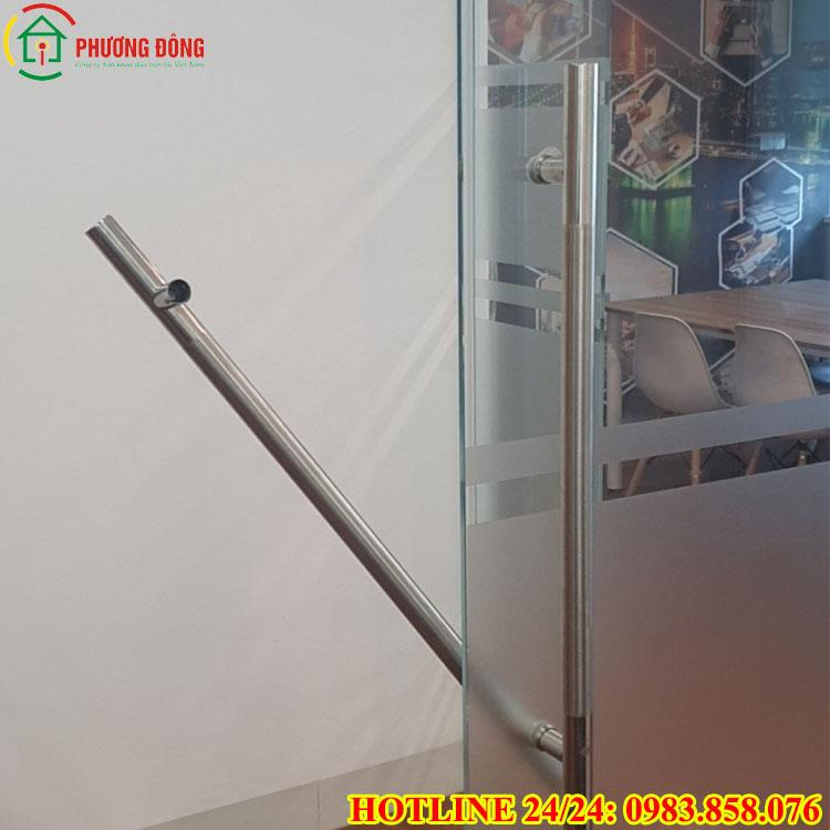 tay nắm cửa kính cường lực bị lỏng