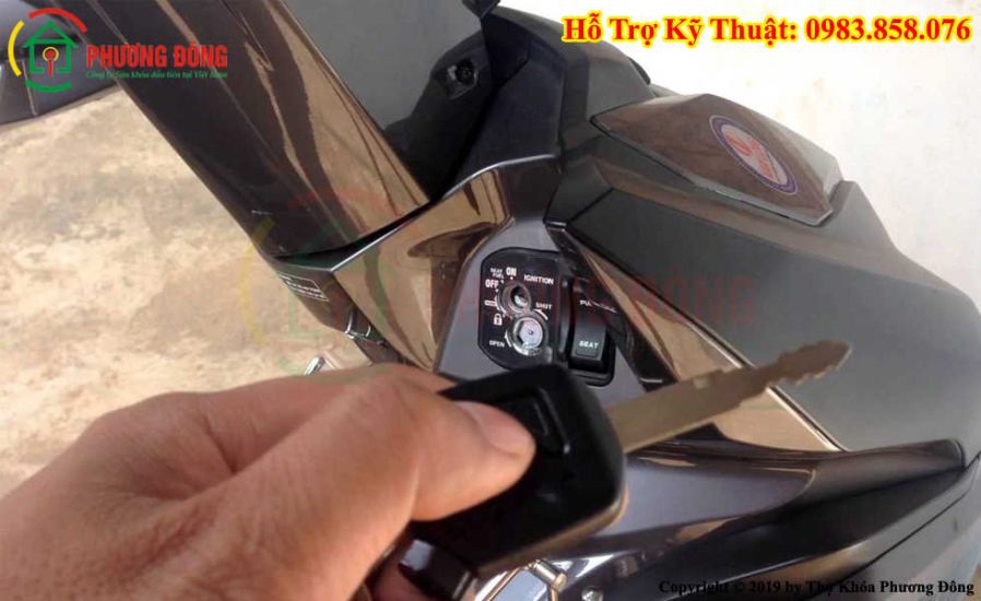 chìa khóa xe airblade hết pin