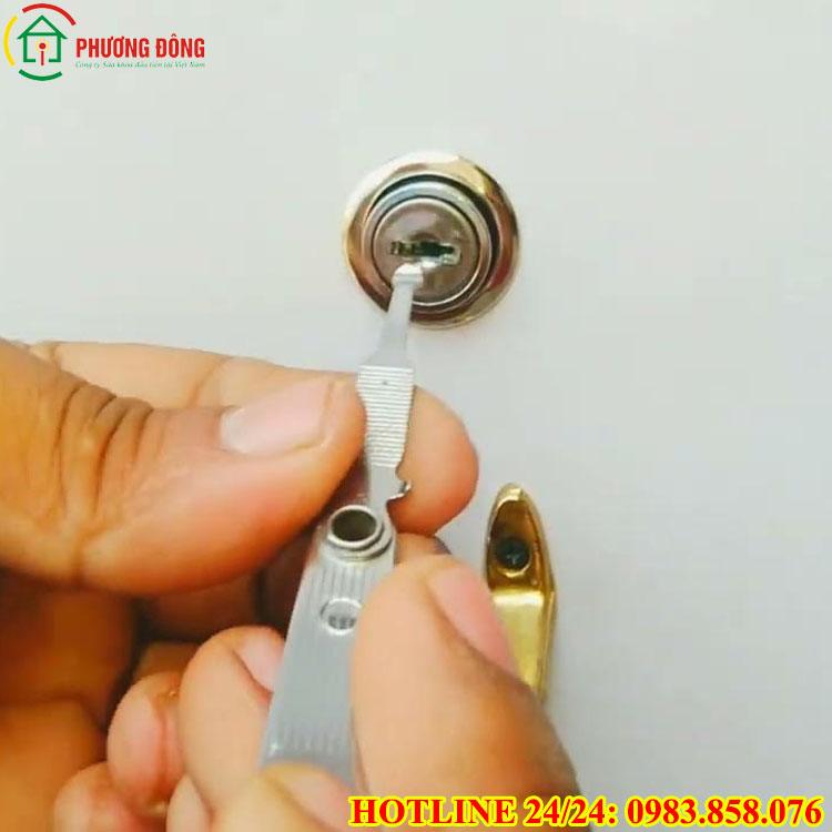 cách mở khóa tủ gỗ bằng dũa móng tay
