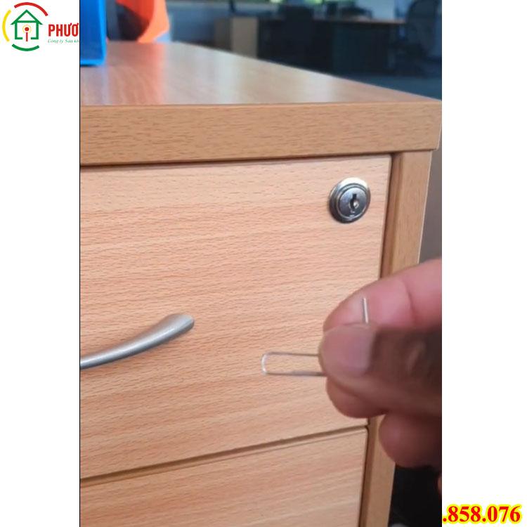 cách mở khóa tủ gỗ bằng ghim giấy
