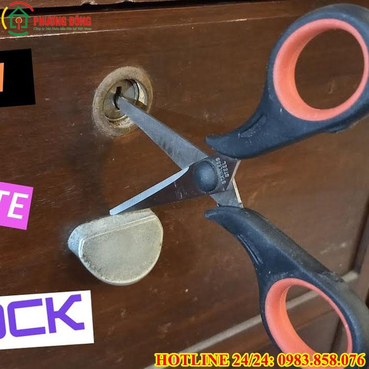 cách mở khóa tủ gỗ bằng kéo