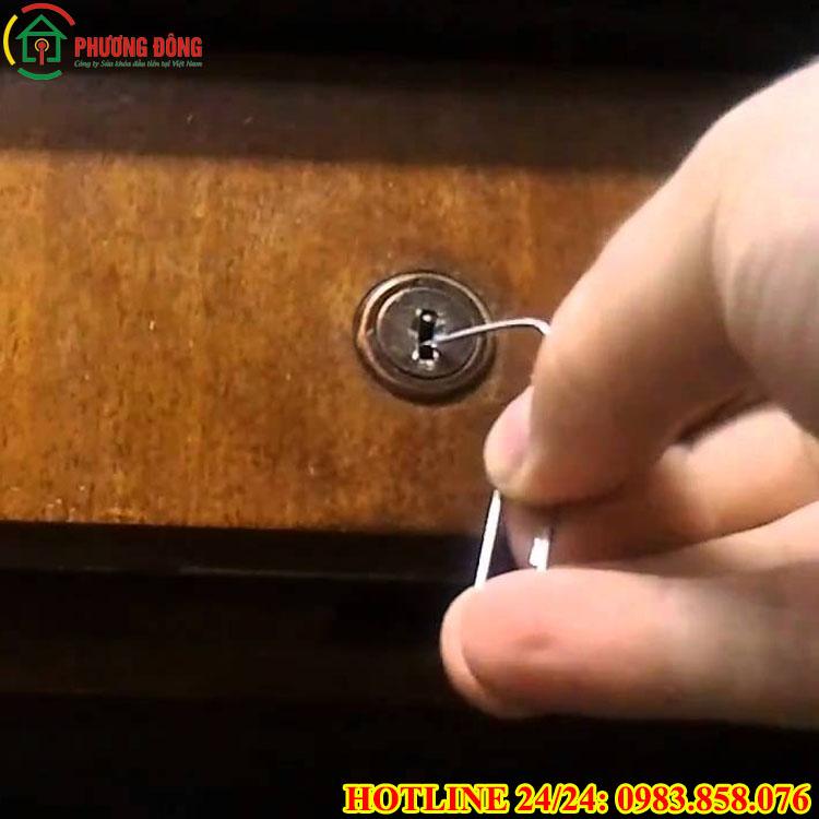cách mở khóa tủ gỗ khi mất chìa