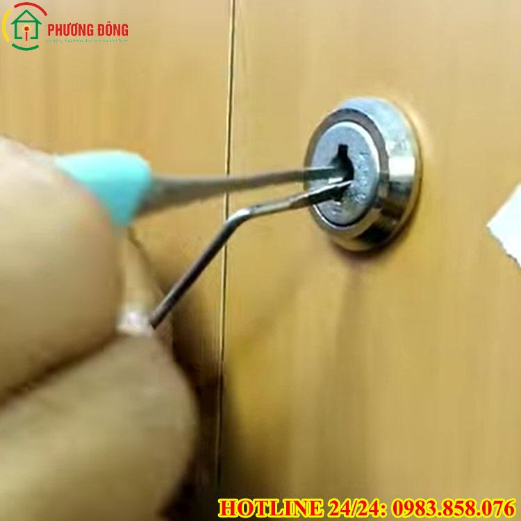 cách mở khóa tủ khi mất chìa khóa