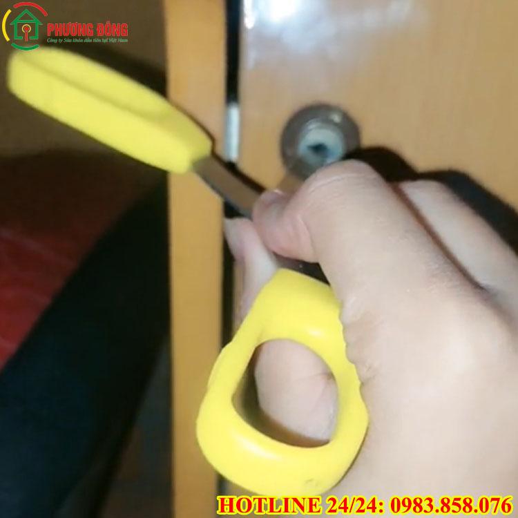 mở khóa tủ bằng kéo