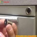 cách mở khóa tủ bị kẹt