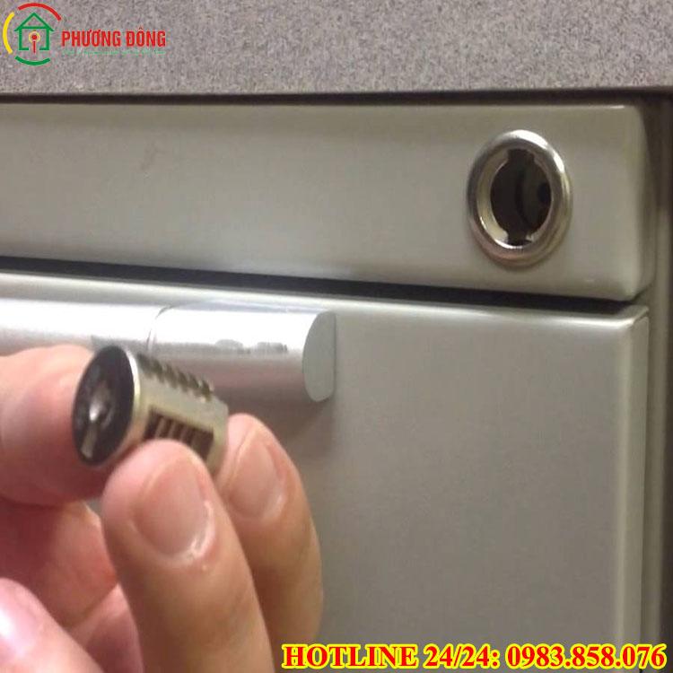 cách mở khóa tủ bị kẹt