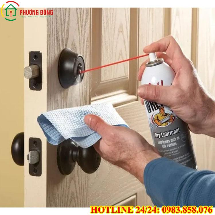 Xịt BR7 bôi trơn ổ khóa tủ khi bị kẹt