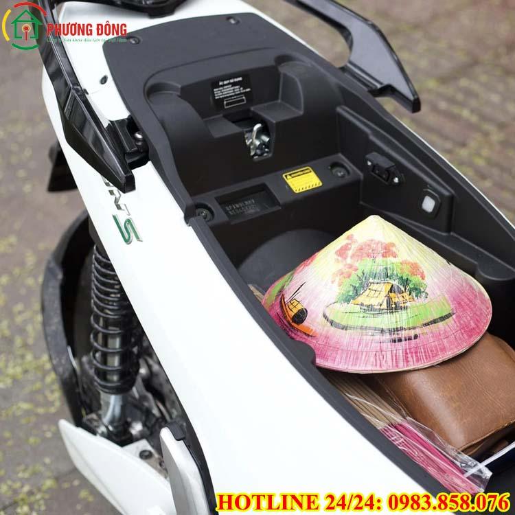 cách mở cốp xe máy điện