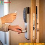 cách mở khóa cửa điện tử khi hết pin