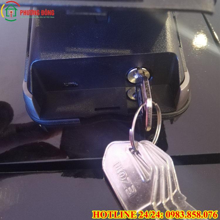 mở khóa cửa điện tử hết pin