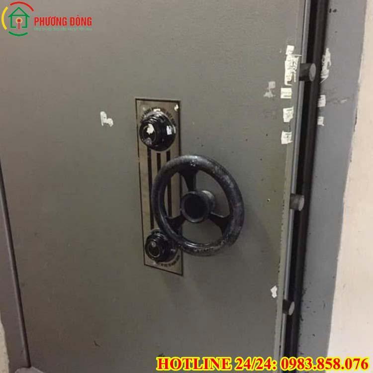 thợ sửa két sắt ngân hàng