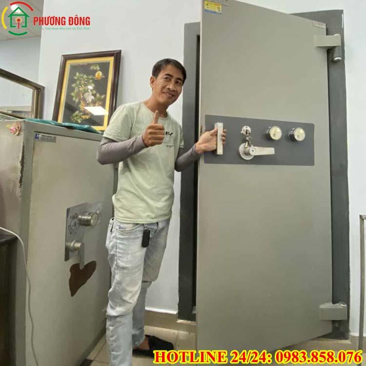 thợ sửa khóa két sắt ngân hàng