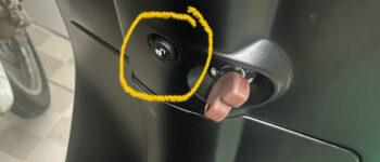 Cứu Nguy: Cách Xử Lý Ổ Khóa Vespa Bị Kẹt Không Vặn Được Tức Thì