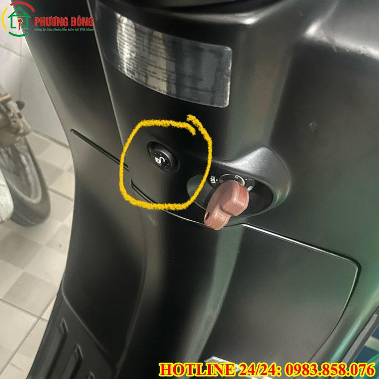 Cách xử lý ổ khóa Vespa bị kẹt không vặn được