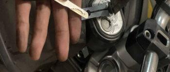 Đừng Để Kẹt Khóa! Cách Vệ Sinh Ổ Khóa Xe Máy Mùa Mưa Chống Rỉ Sét Tuyệt Đối