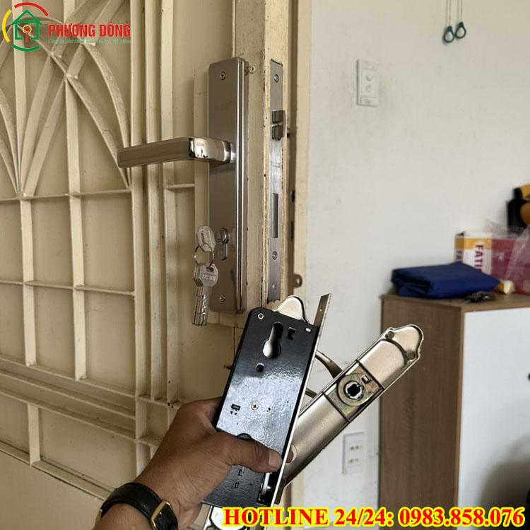 thay ổ khóa cửa gỗ