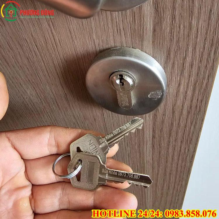 đánh chìa khóa cửa gỗ