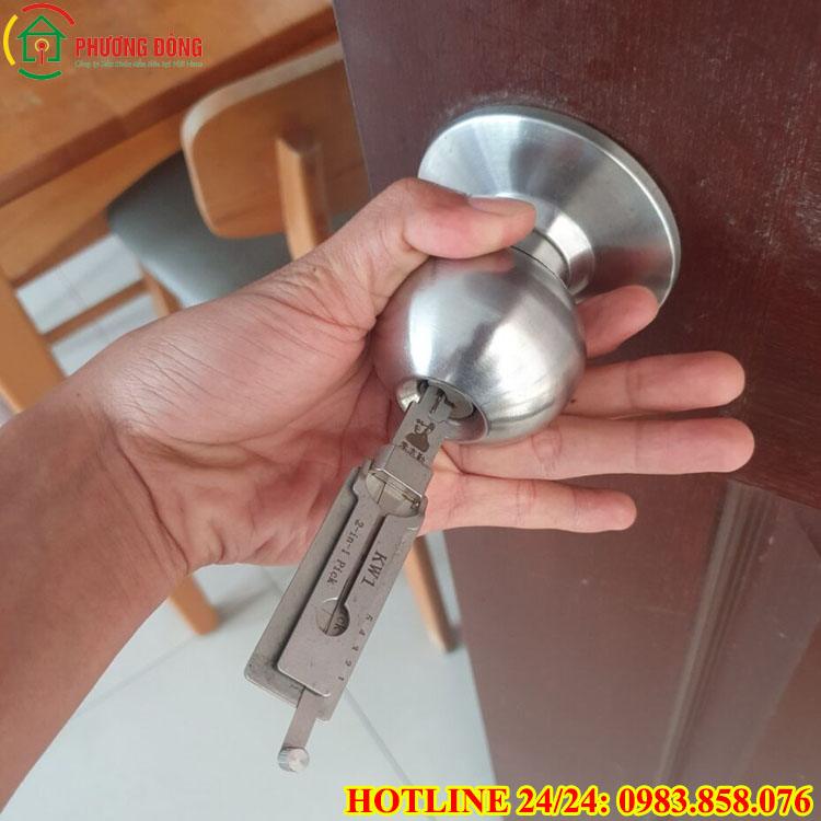thợ mở khóa cửa gỗ