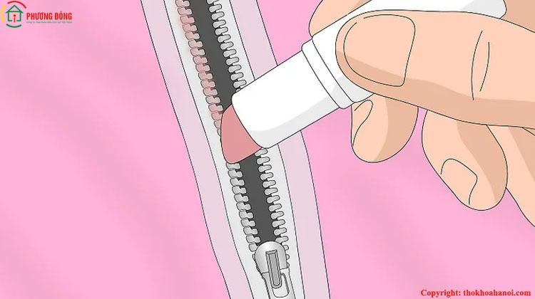 Cách sửa khóa kéo bị kẹt trơn tru bằng son dưỡng